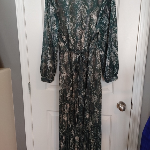 Ava & Viv Long Green & White Flowy Pleated Dress! Size 1x - Picture 8 of 12